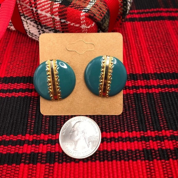 Vintage Green Gold Clip On Earrings - Picture 2 of 2
